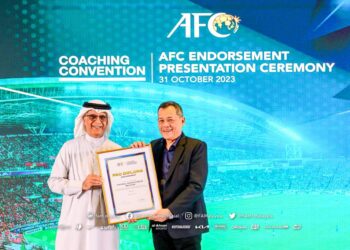 PRESIDEN AFC, Shaikh Salman Ebrahim Al Khalifa (kiri) menyampaikan sijil anugerah kepada Presiden FAM, Datuk Hamidin Mohd Amin di Doha, Qatar.-IHSAN FAM