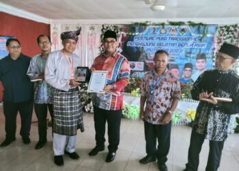 JEFRIDIN ATAN (tiga dari kanan) menyampaikan anugerah Aspirasi Sastera kepada Mohd. Rosli Bakir pada sempena Festival Puisi Tradisional Penghujung Selatan Benua Asia di Tanjung Piai Resort, Pontian.