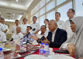 ASMAN SHAH ABD. RAHMAN (duduk dua kanan) mengadakan sidang akhbar di Menara Aqabah, Pasir Gudang berkaitan isu larangan meletak kenderaan di hadapan rumah dan laluan awam.