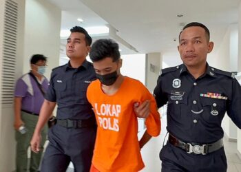 MUHAMMAD ZULFADLI AHMAD dihadapkan ke Mahkamah Sesyen Muar atas tiga pertuduhan merogol dan melakukan amang seksual terhadap seorang gadis bawah umur.