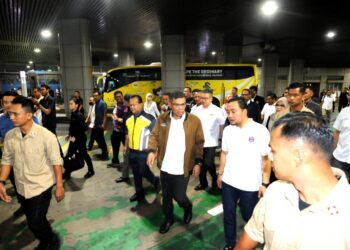 ONN HAFIZ GHAZI (kanan) mengiringi Saifuddin Nasution dan Alexander Nanta Linggi melawat dan meninjau kesesakan trafik di Kompleks Imigresen, Kastam dan Kuarantin, Bangunan Sultan Iskandar, Johor Bahru.