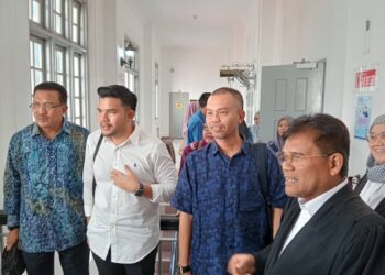 AHMAD FAUZAN  (dua dari kiri) dan Amir Shariffuddin (tiga dari kiri) syukur selepas Mahkamah Tinggi Johor Bahru mengekalkan keputusan Mahkamah Sesyen melepas dan membebaskan mereka daripada pertuduhan rasuah dan pengubahan wang haram.