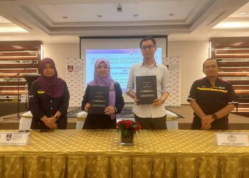 SAUNAH ZAINON  (dua dari kiri) dan Akimasa Yoshikawa (dua dari kanan) menunjukkan MoU yang dimeterai antara kedua-dua pihak yang disaksikan Timbalan Rektor Akademik, UiTM Cawangan Johor, Prof. Madya Dr. Akmal Aini (kiri) dan Koordinator Magdas (Malaysia), Prof. Ir. Dr. Mohamad Huzaimy Jusoh (kanan) di Hotel UiTM, Shah Alam.