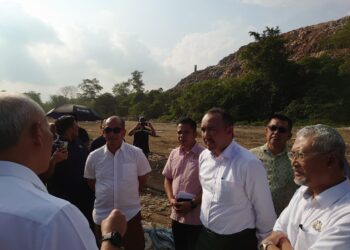 MOHD. JAFNI MD. SHUKOR (dua dari kanan) mendengar penerangan tentang operasi tapak pelupusan sampah di Tanjung Langsat, Pasir Gudang.