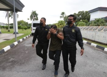 MOHD. Yuzri Azhan Md. Yusoff (tengah) dikawal pegawai SPRM ketika dibawa ke Mahkamah Sesyen bagi menghadapi enam pertuduhan membuat tuntutan palsu di Kompleks Mahkamah Alor Setar.