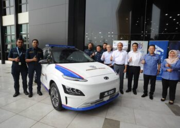 MOHD. JAFNI MD. SHUKOR (empat dari kanan) dan Haffiz Ahmad (tiga dari kanan) menunjukkan isyarat bagus  terhadap kereta elektrik Hyundai untuk kegunaan anggota penguat kuasa MBIP di Ibu pejabat MBIP, Iskandar Puteri.