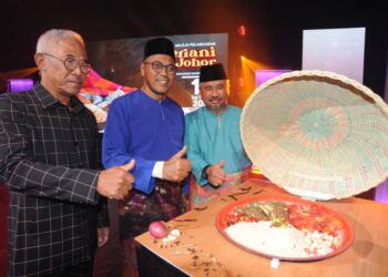 PANDAK AHMAD (tengah) bersama Sharil Nizam Abdul Rahim (kanan) dan Mohamed Perang menunjukkan isyarat bagus sempena Majlis Pelancaran Beriani Johor sebagai Makanan Warisan Johor di Kompleks Warisan Sultan Abu Bakar, Yayasan Warisan Johor, Johor Bahru.