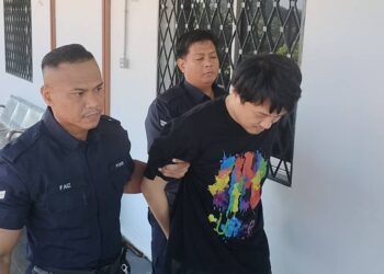 Wong Chee Chuen dibawa ke Mahkamah Majistret Kluang atas dua pertuduhan memiliki serta mengedar dadah.