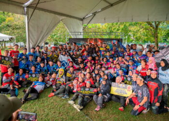 PARA peserta dan pemenang bergambar kenangan selepas kejohanan Northern Paintball Super League (NPSL) Grand Finale 2023-LADA Cup di Kompleks Sukan Langkawi, Langkawi. -UTUSAN/ NUR AMALINA AZMAN