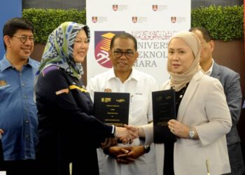 MOHAMED KHALED NORDIN (tengah) menyaksikan pertukaran dokumen antara  Prof. Dr. Suzana Sulaiman mewakili UiTM (kiri) dan Dr. Mizarina Abu Bakar dari Universiti Southampton Malaysia sempena Majlis Perasmian UiTM  Cawangan Johor Kampus Pasir Gudang, Bandar Seri Alam, Johor Bahru.