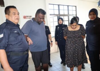 R. THAYALAN dan Mageswari dihadapkan ke Mahkamah Sesyen Johor Bahru atas tuduhan mengabaikan dan mendatangkan kecederaan kepada anaknya.