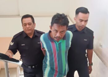 MOHAMAD HIDAYAT mengaku bersalah atas tuduhan menyamun seorang remaja lelaki di dalam lif sebuah pangsapuri di Johor Bahru.