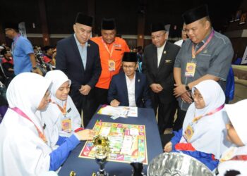 MOHD. FARED MOHD. KHALID  (duduk tengah) mencuba permainan wakaf bersama pelajar Sekolah Menengah Agama (Arab) An Nur, Benut, Pontian yang muncul juara Pertandingan Global Wakaf Game Peringkat Negeri Johor 2023 di Dewan Produktiviti MPC Wilayah Selatan, Johor Bahru.