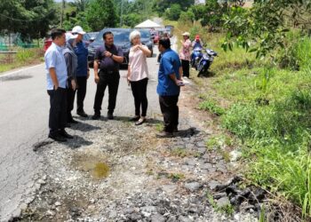 MOHAMAD FAZLI MOHAMAD SALLEH (tiga  dari kanan) mendengar peneranga tentang projek Jalan Kampung Rahmat dan Estet Sri Gading, Batu Pahat.