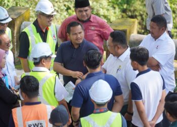 MOHAMAD FAZLI MOHAMED SALLEH (tengah) mendengar taklimat berkaitan Tangki Air Parit Sulong, Batu Pahat.