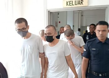 EFFY SHARAFFI MUSZALI (kiri) dan Indra Ironi dilepaskan dan dibebaskan daripada pertuduhan mengedar ganja di Skudai Parade, tiga tahun lalu.