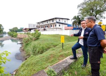 ONN HAFIZ GHAZI  (kiri) salah sebatang sungai yang dikategorikan sebagai tercemar di Johor Bahru.