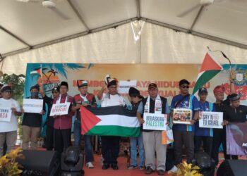 SAADON SULAIMAN (lima dari kanan)  dan Jefridin Atan (tengah) melancarkan tabung untuk membantu rakyat Palestin sempena Festival D’ Kukup di Taman Rekreasi Pantai  Rambah, Pontian.