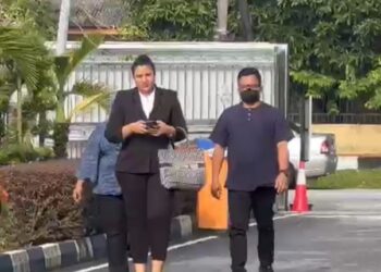 NORAZWAN ISMAIL (kanan) didakwa  di Mahkamah Majistret Batu Pahat atas pertuduhan memandu secara melulu sehingga menyebabkan kematian seorang pelajar, Selasa lalu.