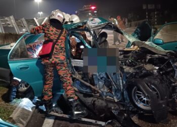 DUA maut, manakala tiga lagi cedera selepas Proton Wira dinaiki mereka terbabas lalu merempuh pembahagi jalan di Jalan Bukit Impian-Senai, Johor Bahru.