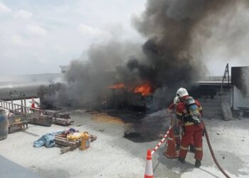 Pihak bomba memadamkan kebakaran bahan kimia di sebuah bangunan di sebelah kilang St. Microelectronics Sdn. Bhd. di Tanjung Agas, Muar.