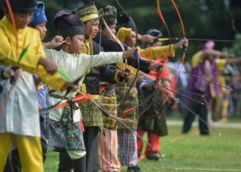 SEBAHAGIAN aksi pemanah kanak-kanak yang menyertai pertandingan Pertandingan Memanah Tradisional Alam Warisan yang diadakan di Ladang Alam Warisan, Seri Menanti Kuala Pilah hari ini.-UTUSAN/MOHD. SHAHJEHAN MAAMIN.