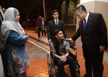 SHARIFUDIN Md. Shaarani (kanan) bertemu dengan Muhammad Amirul Hakimi pada Majlis Lonjakan Kuantum dan Lafaz Ikrar sempena Minggu Taaruf Pelajar Baharu Sarjana Muda di Dewan Tuanku Canselor, USIM, Nilai, semalam.-UTUSAN/ZAKKINA WATI AHMAD TARMIZI.