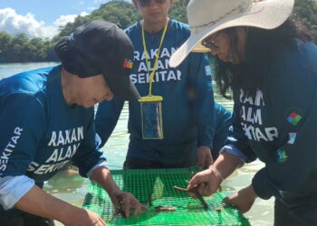 SHARIFAH Zakiah Syed Sahab (kanan) mengikat benih batu karang pada rak khas semasa Program Penanaman Batu Karang di Pulau Jemuruk, Langkawi.