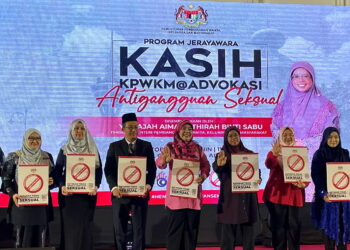 AIMAN Athirah Sabu (empat dari kanan) memegang notis Antigangguan Seksual pada program Jerayawara Kasih KPWKM@Advokasi Antigangguan Seksual Negeri Kedah di Alor Setar.