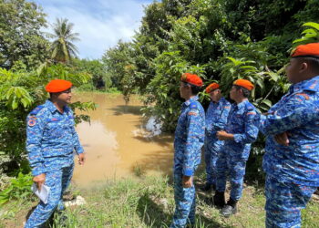 ZAIRIL Anuar Zulmuji (kiri) bersama pegawai APM Kedah meninjau Sungai Anak Bukit yang berada dalam kategori bahaya di Alor Setar.