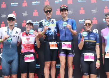 OSH Amberger (tiga kiri) berkongsi podium bersama isterinya, Ashleigh Gentle (tiga kanan) yang memenangai Ironman 70.3 Asia Pasifik bagi kategori atlet profesional lelaki dan wanita di Langkawi. -UTUSAN/NUR AMALINA AZMAN