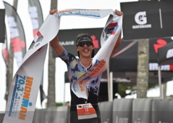 Joshua Amberger melintasi garisan penamat sebagai pemenang saingan lelaki Ironman 70.3 Asia Pasifik Langkawi hari ini. - IRONMAN MALAYSIA