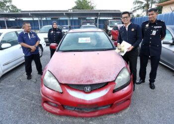 MOHAMMAD Yusoff Abustan (dua dari kanan) menunjukkan kenderaan yang dilelong di Pejabat JPJ Perak di Ipoh. - UTUSAN/MUHAMAD NAZREEN SYAH MUSTHAFA