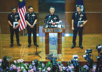 Mohd. Shuhaily Mohd. Zain dalam sidang akhbar di Bukit Aman, semalam.