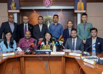 HANNAH Yeoh bersama jawatankuasa Program Road To Gold pada sidang akhbar di Majlis Sukan Negara (MSN), Kuala Lumpur, semalam. – UTUSAN/FARIZ RUSADIO