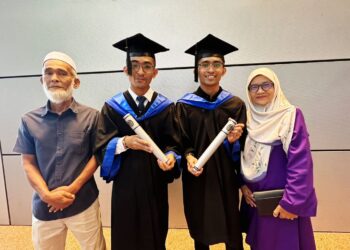 MUHAMMAD Amir Aziz (dua dari kiri) dan kembarnya, Muhamad Amirul (dua dari kanan) bersama ibu bapa mereka pada Majlis Konvokesyen UTP ke-23 di Dewan Canselor UTP, Seri Iskandar semalam. - UTUSAN//LIYANA RAMLI