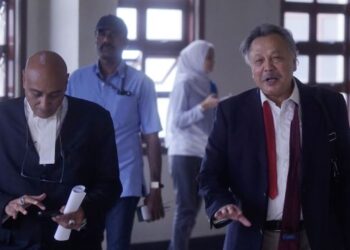 MOHAMAD Salleh Ismail hadir di Mahkamah Tinggi Kuala Lumpur bagi keputusan kes saman kerajaan terhadap 11 defendan berhubung pusat fidlot nasional. - UTUSAN/FAUZI BAHARUDIN