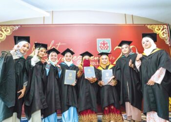 Empat pasangan kembar menerima diploma masing-masing selepas Istiadat Konvokesyen Ke-20 Kolej UNITI di Pusat Konvesyen Bangi Avenue, Bangi semalam. – UTUSAN/MUHAMAD IQBAL ROSLI