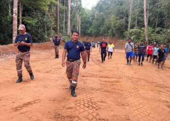 ANGGOTA bomba bersama polis dan penduduk kampung menjalankan operasi mencari warga emas yang dilaporkan hilang di Kampung Saseh, Pos Perwor di Sungai Siput hari ini. - UTUSAN/IHSAN JBPM