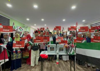 MOHD. Azmi Abdul Hamid (tengah) pada pelancaran  Tabung Kemanusian Palestin Negeri Perak di Ipoh hari ini. - UTUSAN/LIYANA RAMLI