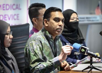 MURALITHARAN  Paramasua bercakap ketika sidang akhbar berkaitan operasi serbuan premis mengedar peranti perubatan tidak berdaftar di Cyberjaya. - UTUSAN/FAIZ ALIF ZUBIR