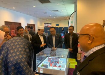 CHANG Lih Kang (tengah) menyaksikan pameran sempena Mesyuarat MEXCO-STI di Agensi Angkasa Malaysia (MYSA) di Kuala Lumpur, hari ini.