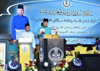 SULTAN Nazrin Muizzuddin Shah melancarkan buku bertajuk 'Mengenal Kesesatan Syiah' dan 'Jaringan Islam Liberal dan Agenda Pemurtadan Ummah' dalam majlis Muzakarah Sultan Nazrin Muizzuddin Shah tahun 2023 di Ipoh, hari ini. - UTUSAN