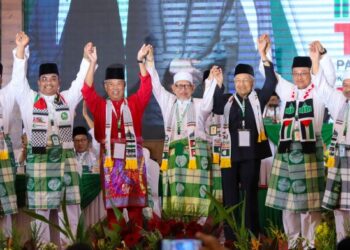 ABDUL Hadi Awang bersama Dr. Mahathir Mohamad dan Presiden Perikatan Nasional, Tan Sri Muhyiddin Yassin pada majlis perasmian Muktamar Tahunan Pas Ke-69 di Shah Alam, Selangor. - UTUSAN/SADDAM YUSOFF