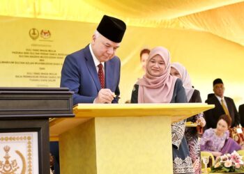 SULTAN Nazrin Muizzuddin Shah menandatangani plak perasmian SMK Proton City di Tanjung Malim hari ini. - UTUSAN/MUHAMAD NAZREEN SYAH MUSTHAFA