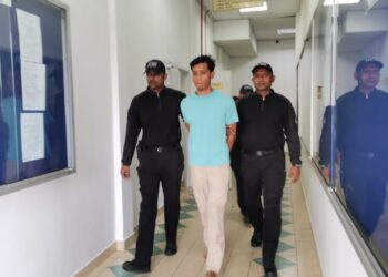 MOHAMAD Firdaus Taufek yang ditahan kerana memecahkan patung di sebuah kuil pada 18 Oktober lalu dibawa ke Mahkamah Sesyen Taiping hari ini bagi menghadapi pertuduhan memiliki senjata berbahaya iaitu dua jenis tukul besi. - UTUSAN/ASLIZA MUSA