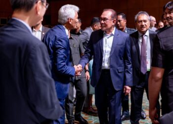 ANWAR Ibrahim beramah mesra dengan tetamu pada Majlis Penutup Khazanah Megatrends Forum 2023 di ibu negara, petang semalam. - FB ANWAR IBRAHIM