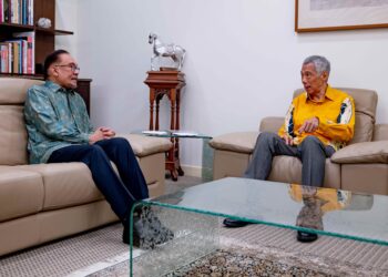 ANWAR Ibrahim mengadakan pertemuan dengan Lee Hsien Loong ketika Sesi Permukiman Pemimpin-Pemimpin Malaysia-Singapura Ke-10 di Singapura, hari ini. -PMO