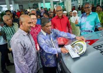 MOHAMAD Sabu menampal pelekat HPPNK 2023 semasa Pra Pelancaran Sambutan HPPNK di bangunan Lembaga Pertubuhan Peladang, Kuala Lumpur, hari ini. - UTUSAN/MUHAMAD IQBAL ROSLI