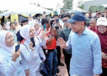 ANWAR Ibrahim bersama petugas kesihatan pada Pelancaran Skim Perubatan Madani dan Program Madani Afiat Peringkat Kebangsaan 2023 di Ipoh semalam. – UTUSAN/MUHAMAD NAZREEN SYAH MUSTHAFA